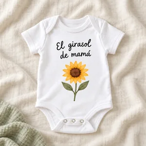 Body bebé El girasol de mamá. Un único girasol acompaña la frase negra «El girasol de mamá», en una composición pequeña y despejada.