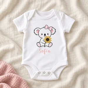 Body bebé Koala con nombre. Un koala con girasol y lazo rosa acompaña el nombre en rosa palo.