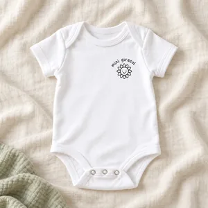 Body bebé Mini girasol. Un pequeño emblema de girasol y texto negro quedan en el pecho.