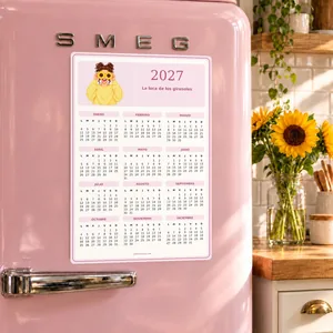 Calendario imantado 2027 La loca de los girasoles sobre una nevera rosa en una cocina con girasoles.