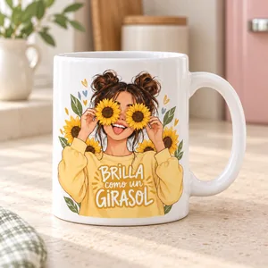 Taza Brilla como un girasol. La protagonista sostiene dos girasoles delante de los ojos.