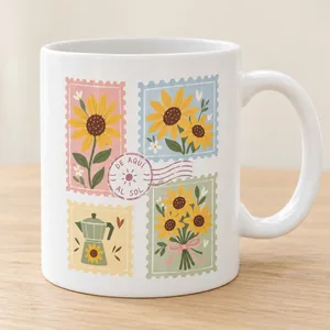 Taza De aquí al sol. Flores y pequeños motivos ilustrados forman una composición alegre, con el sol como hilo conductor.