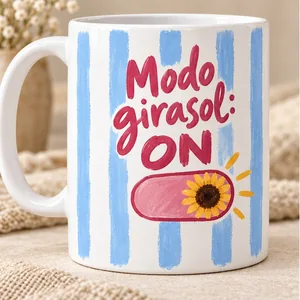 Taza blanca con rayas azules, letras rosas Modo girasol ON y un interruptor rosa ilustrado con un girasol.