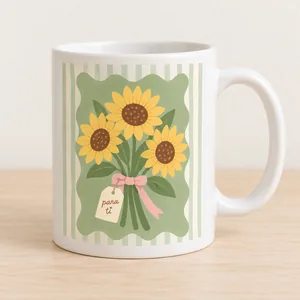 Taza Para ti. Un ramo de girasoles con lazo rosa y una pequeña etiqueta «Para ti» destacan sobre rayas verdes.