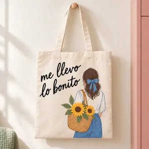 Tote bag Me llevo lo bonito. Una chica de espaldas, un lazo azul y una cesta de girasoles acompañan la frase.