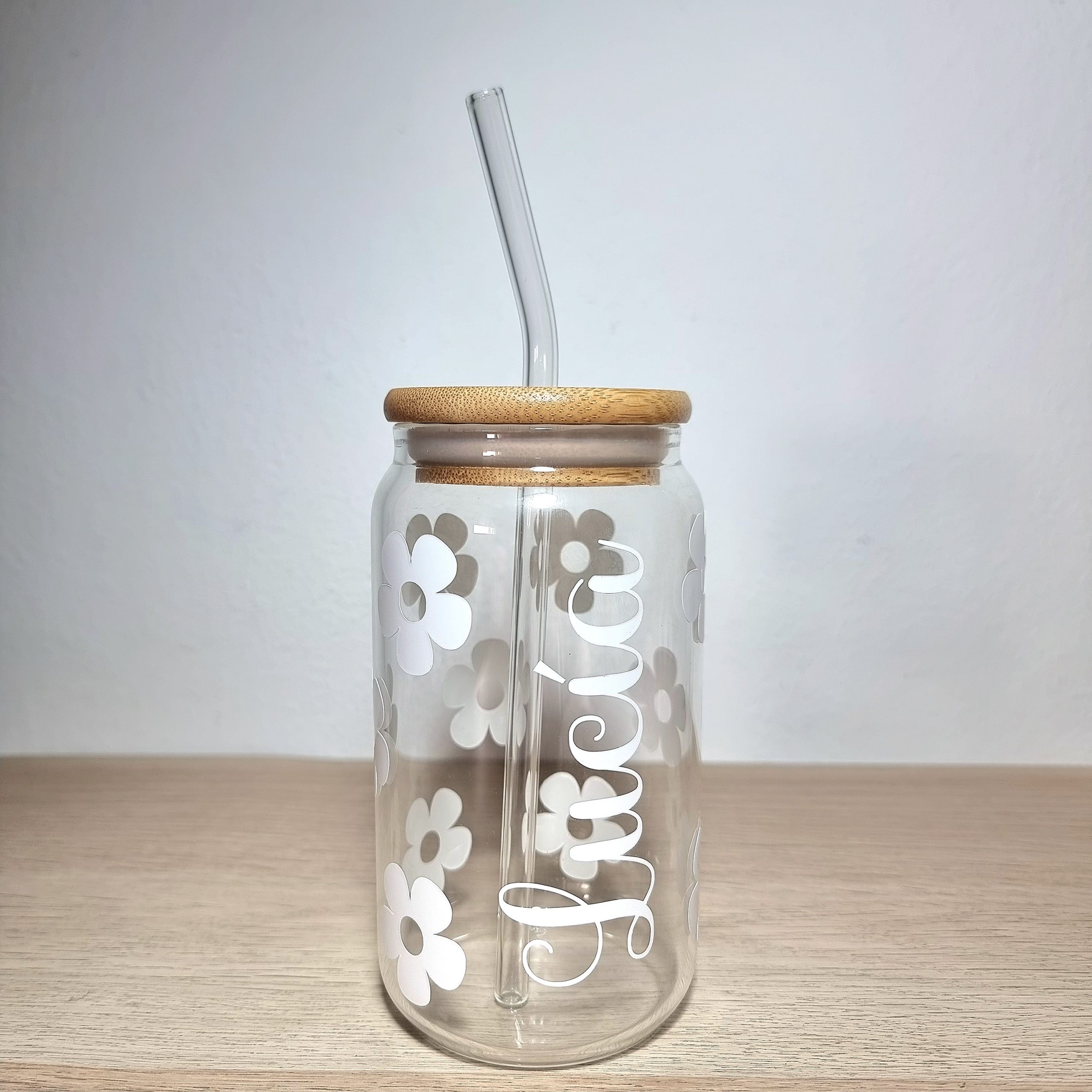 Vaso personalizado con nombre y flores blancas