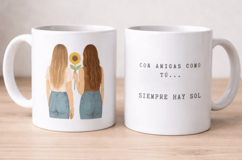 Dos caras de una taza con amigas abrazadas y la frase «Con amigas como tú siempre hay sol». yellow person