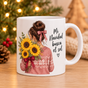 Taza blanca con chica castaña de espaldas, jersey navideño rosa, ramo de girasoles y frase Mi Navidad busca el sol