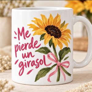 Taza blanca con un girasol amarillo atado con un lazo rosa y la frase Me pierde un girasol.