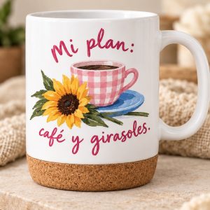 Taza blanca con base de corcho, un café ilustrado en una taza rosa de cuadros, un girasol y la frase Mi plan: café y girasoles.