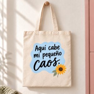 Tote bag Aquí cabe mi pequeño caos. El mensaje negro se combina con una forma azul ondulada y un girasol.