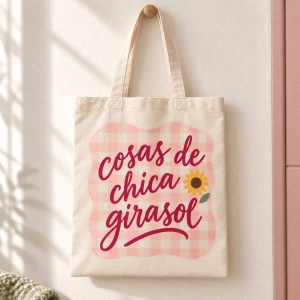 Tote bag Cosas de chica girasol. Rayas rosas, letra manuscrita y un girasol reconocible acompañan la frase completa «Cosas de chica girasol».